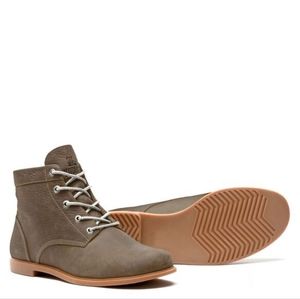 Women's Kodiak Low-Rider Original Boot - Brand New - 8.5, Fossil